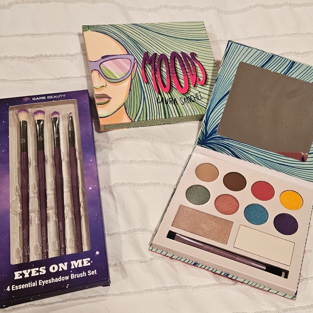 NEW eyeshadow/highlighter palette & eyeshadow brushes set